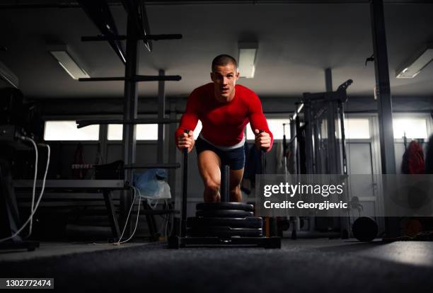 entrenamiento ponderado de trineo - empujar fotografías e imágenes de stock