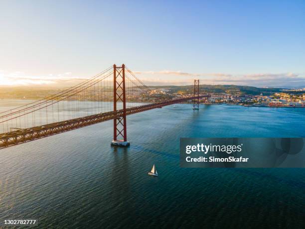 april 25th bridge at sunset, almada, lisboa region, portugal - margem do rio imagens e fotografias de stock