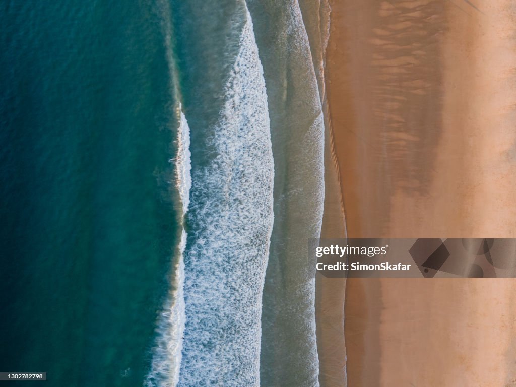 Hermosas olas que llegan a la costa de la playa de Costa da Caparica