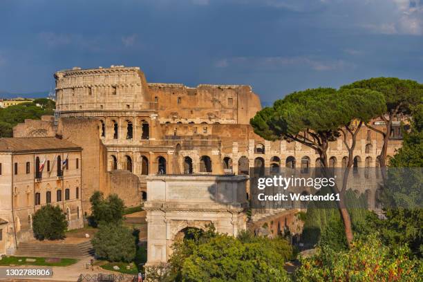 italy, rome, view of colosseum and arch of titus - arch of titus stock pictures, royalty-free photos & images