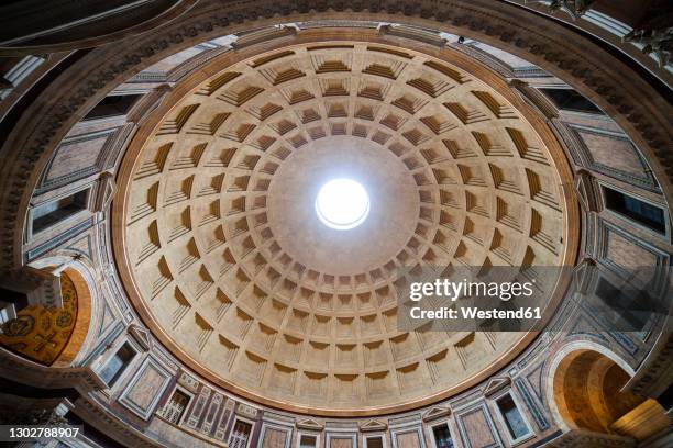 italy, rome, pantheon church interior dome with oculus - pantheon rome stockfoto's en -beelden