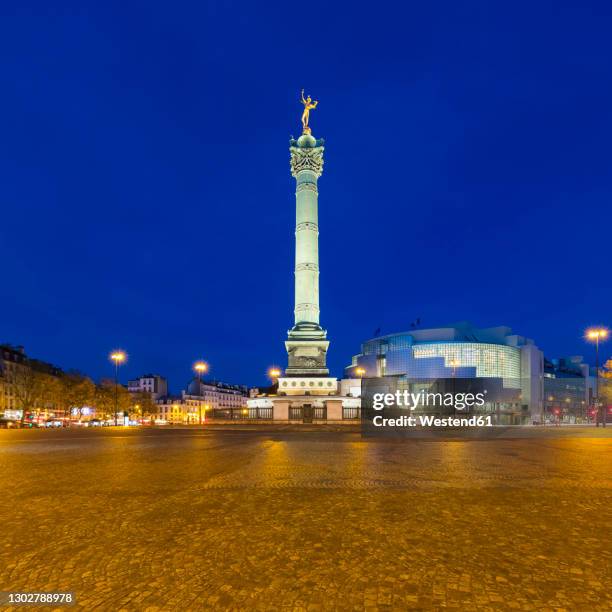 france, ile-de-france, paris, july column at empty place de la bastille at dusk - bastille paris stock-fotos und bilder