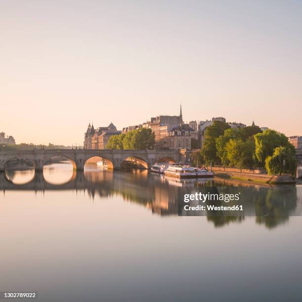 france, ile-de-france, paris, ile de la cite islet at dawn - paris island stock pictures, royalty-free photos & images