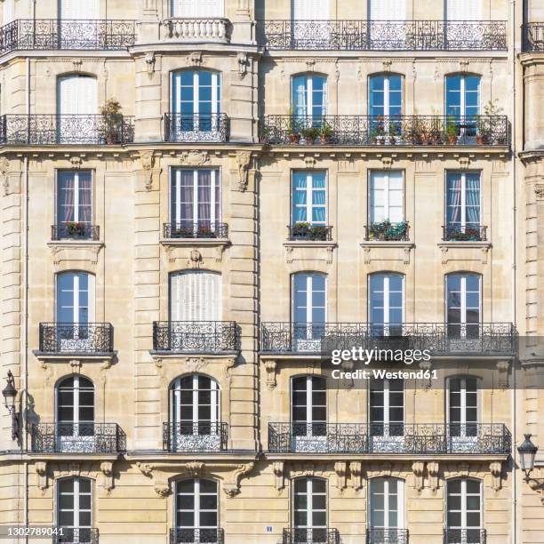 france, ile-de-france, paris, balconies of old apartment building - façade immeuble photos et images de collection
