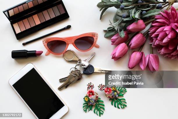 women's accessories on white background - sunglasses overhead fotografías e imágenes de stock