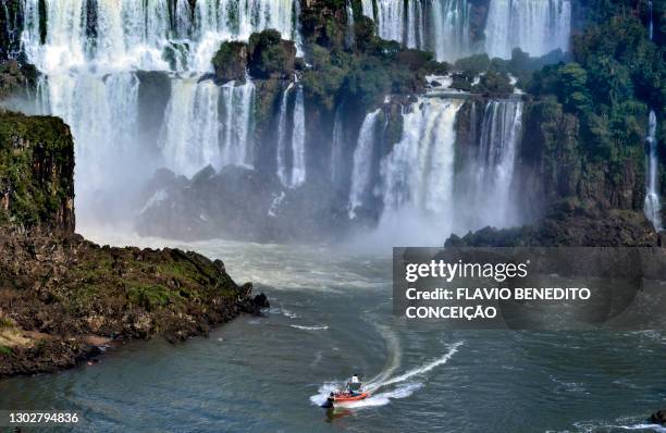 waterfalls of iguaçu - fallendes gewässer stock-fotos und bilder