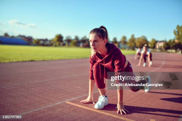 vamos a correr!!! - pistola de salida fotografías e imágenes de stock