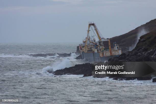 mv alta ghost shipwreck beached on the rocky shore of ireland - vaisseau fantôme photos et images de collection