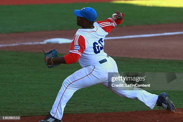 Yadier Pedroso de Cuba Lanza la bola DURANTE EL 2011 XVI Juegos Panamericanos en El Estadio Panamericano de Béisbol El 25 de octubre de 2011 en...