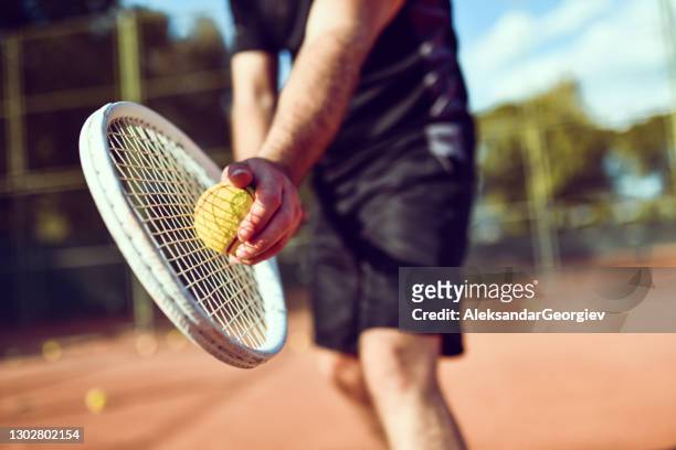 bereit??? i will serve the tennis ball - tennis stock-fotos und bilder