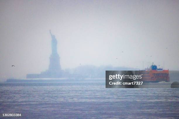 el ferry de staten island - statue of liberty new york city fotografías e imágenes de stock