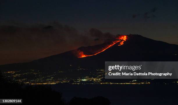 etna volcano eruption (16/02/2021) seen from reggio calabria - reggio calabria stock-fotos und bilder