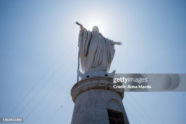 san cristobal statue in santiago - san cristóbal hill chile stock pictures, royalty-free photos & images