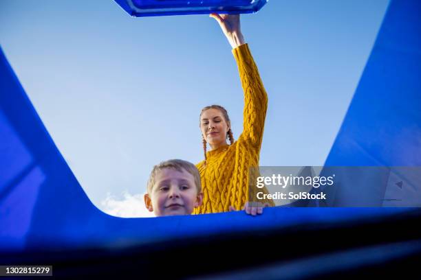 aider la terre - poubelle photos et images de collection