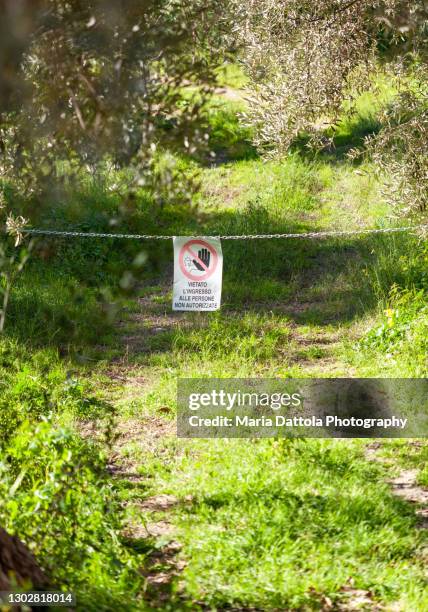 no entry sign hanging from chain blocking acces to private trail - private property stock pictures, royalty-free photos & images