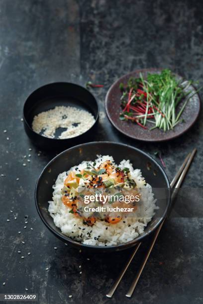 de kom van de rijst - rice bowl stockfoto's en -beelden