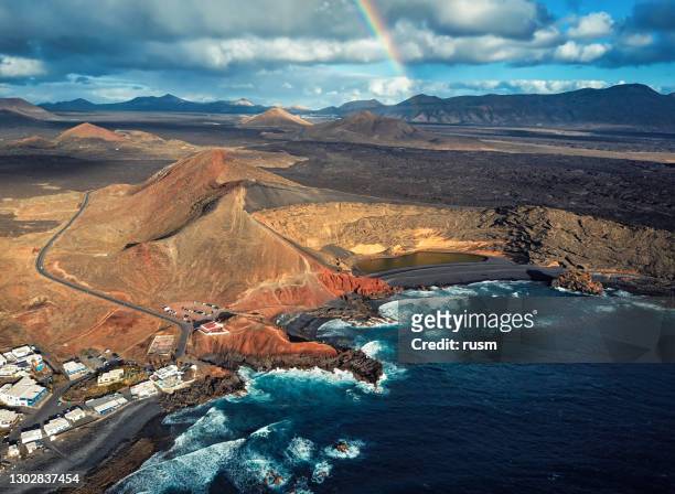 luftaufnahme des vulkansees el golfo, lanzarote, kanarische inseln, spanien - atlantic islands stock-fotos und bilder