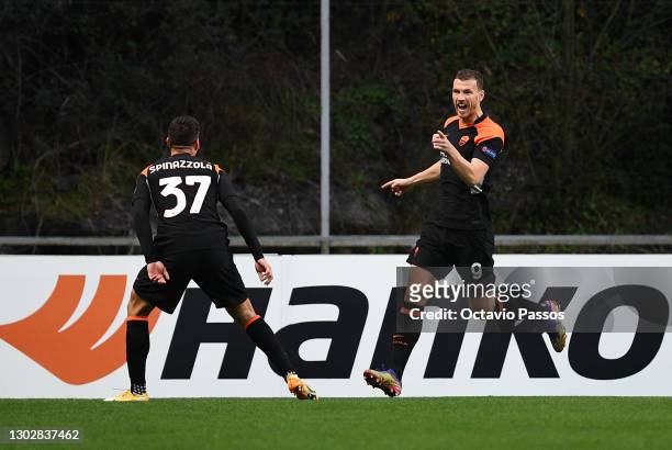 Edin Dzeko of Roma celebrates after scoring their sides first goal with Leonardo Spinazzola of Roma during the UEFA Europa League Round of 32 match...