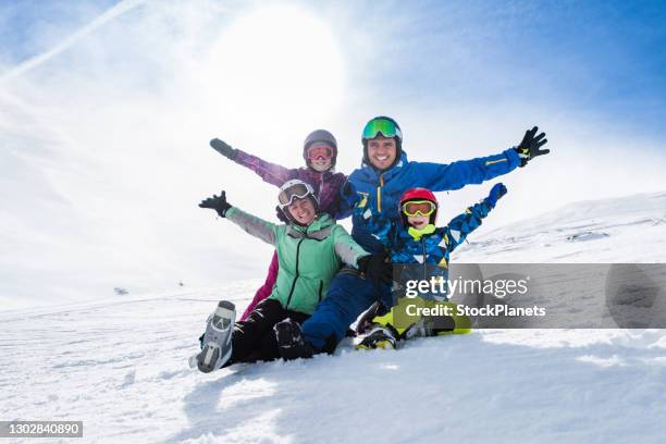 family enjoying ski vacations - family skiing stock pictures, royalty-free photos & images