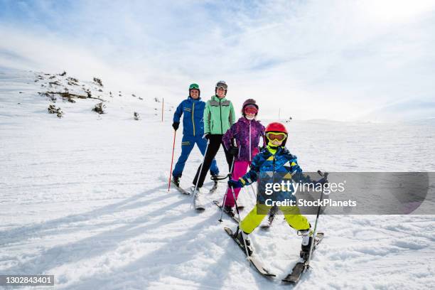 lycklig familj på skidort - ski bildbanksfoton och bilder