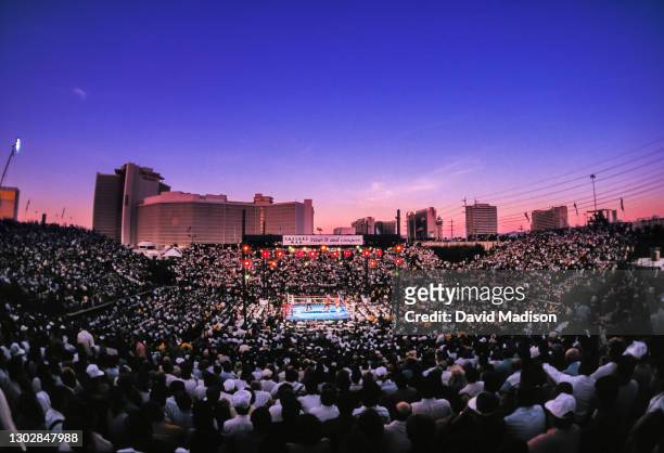 General view of the boxing ring and crowd on the evening of the super middleweight boxing match between Sugar Ray Leonard and Thomas Hearns II on...