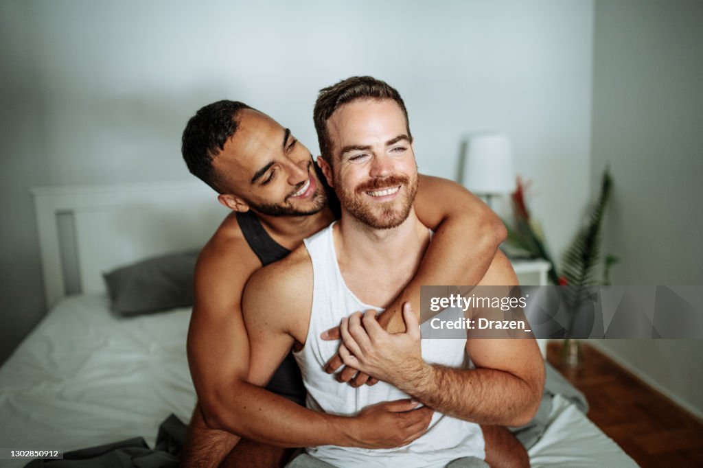 Nahaufnahme von bärtigen homosexuell Paar im Bett, küssen für guten Morgen