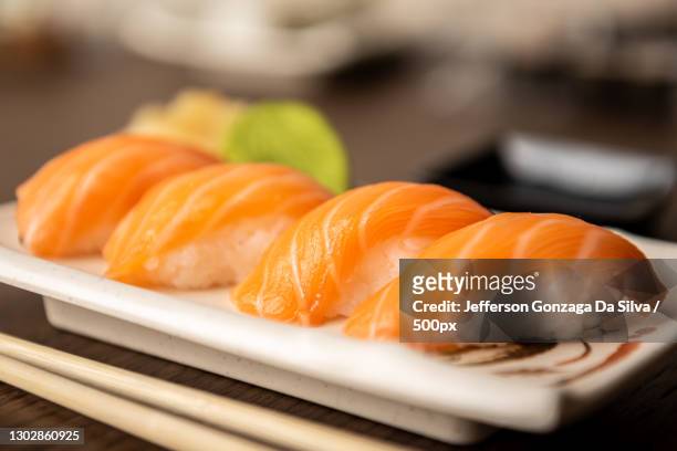 close-up of sushi served in plate - nigiri stockfoto's en -beelden