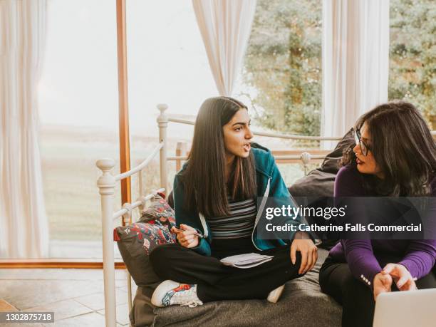 a mother listens to her teenage daughter intently - stay at home saying 個照片及圖片檔