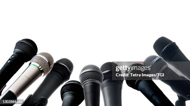 studio shot of microphones - press conference fotografías e imágenes de stock