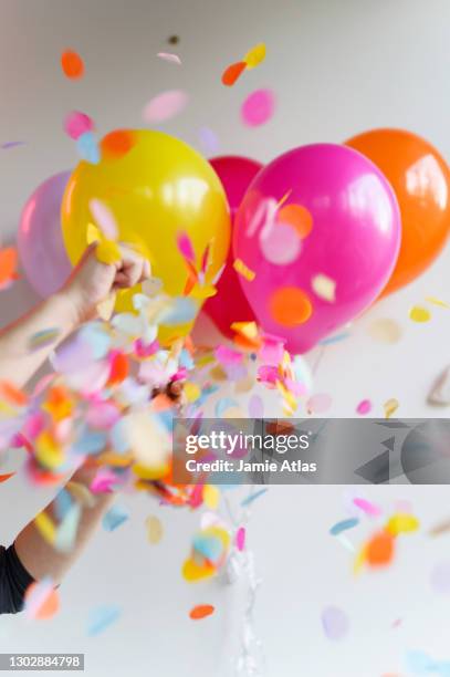 hand holding bunch of colorful balloons - child balloon studio photos et images de collection