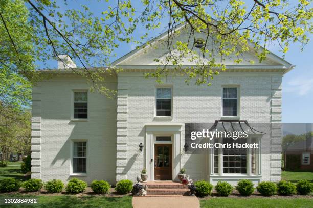 usa, tennessee, white brick house - colonial style stockfoto's en -beelden