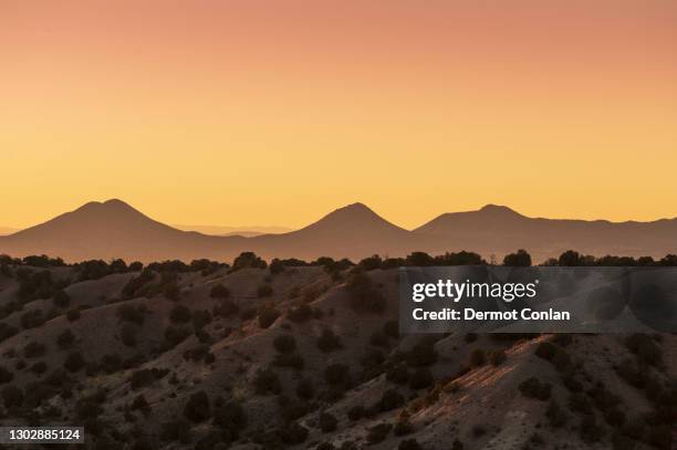 usa, new mexico, lamy, galisteo basin preserve, evening sky over galisteo basin preserve - santa fe stockfoto's en -beelden