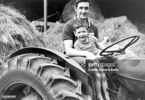 father and son on tractor - zwart wit vintage stockfoto's en -beelden