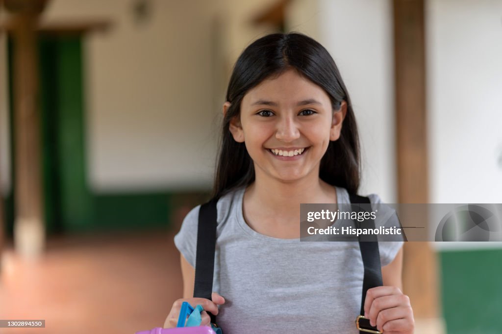 Garota parecendo muito feliz em voltar para a escola