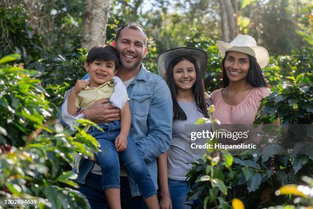 gelukkige familie van colombiaanse koffieboeren - colombian ethnicity stockfoto's en -beelden