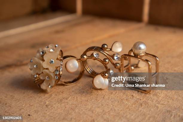 modern designer pearl and diamond finger rings. - pearl earring stockfoto's en -beelden