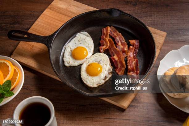 speck und eier frühstück - bacon and eggs stock-fotos und bilder