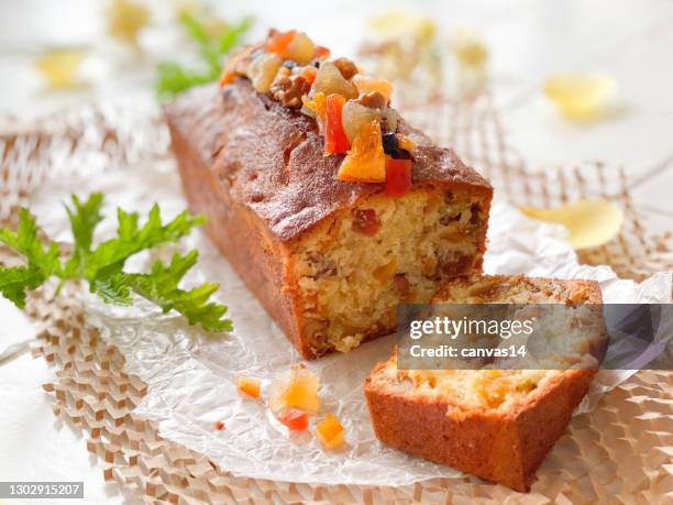 getrocknete früchte pfund kuchen mit gelben blumen - fruit cake stock-fotos und bilder