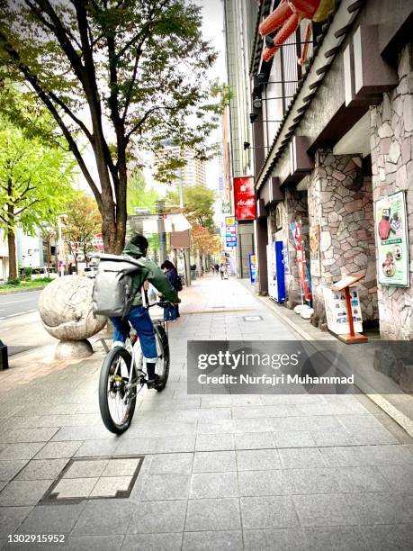 cycling in nagoya street - 愛知県 photos et images de collection