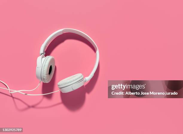 headphones on pink background - radio dj photos et images de collection