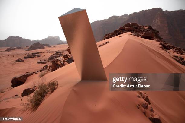 surreal metallic monolith prism in the middle of the sand dune desert. - phillips de pury company host private view of contemporary art stockfoto's en -beelden