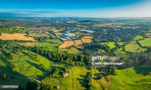 vista aérea sobre campos verdes de verão subúrbios cidade e fábricas - gloucester england - fotografias e filmes do acervo