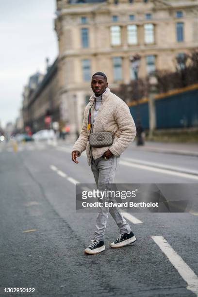 Steevy Mbala aka "sao.cara" wears a white turtleneck pullover from Boohoo, a chain necklace, a white fluffy coat from Boohoo, a Gucci crossbody bag,...