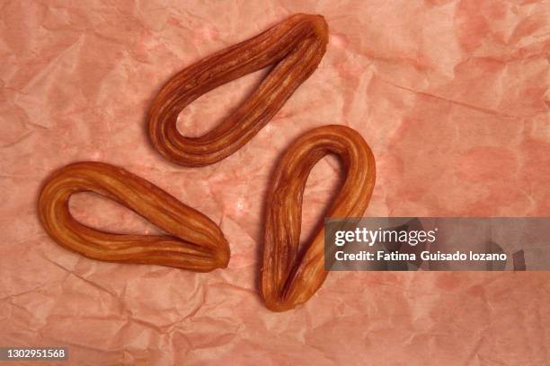 churros con chocolate sobre una mesa - chocolate con churros stock pictures, royalty-free photos & images