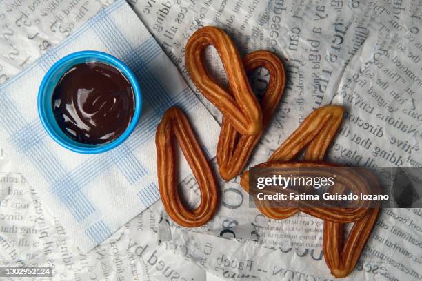 churros con chocolate sobre una mesa - chocolate con churros stock pictures, royalty-free photos & images