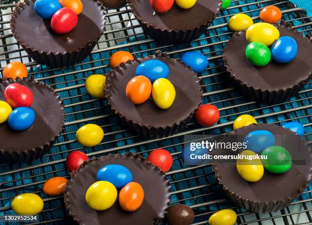farbige bonbons mit schokolade brownie - cake sale stock-fotos und bilder