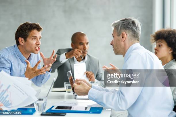 communicatieproblemen op een zakelijke bijeenkomst! - workplace conflict stockfoto's en -beelden