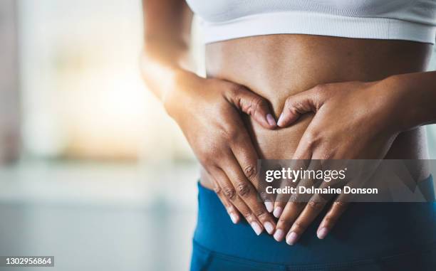 cuanto más fuerte sea tu núcleo, más puntos de salud obtendrás - flat stomach fotografías e imágenes de stock