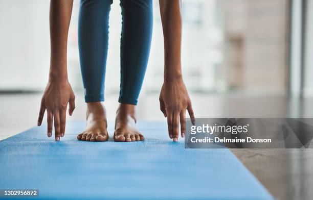 gute gesundheit ist in reichweite - yoga stock-fotos und bilder