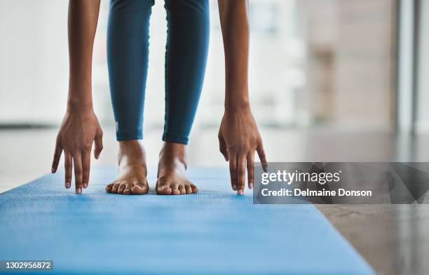 een goede gezondheid ligt binnen handbereik - yoga pose stockfoto's en -beelden